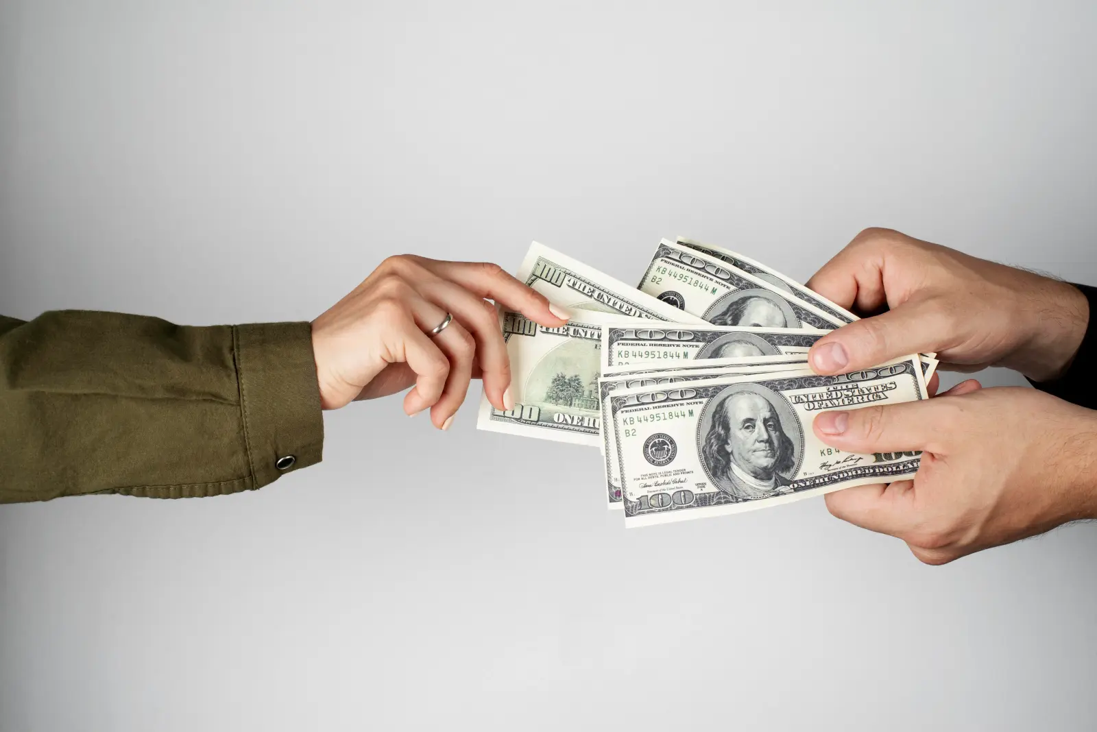 Dos personas intercambiando billetes en el mostrador de un centro cambiario de Grupo Balsas